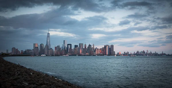 Widok Dolnego Manhattanu z Liberty State Park — Zdjęcie stockowe