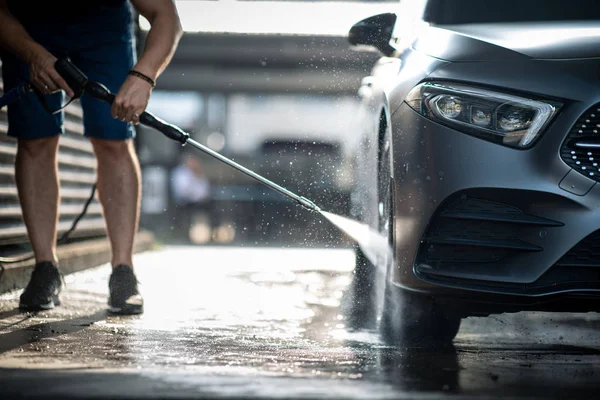 Coche en un lavado de coches —  Fotos de Stock