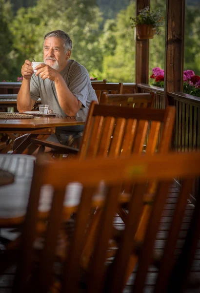 Stilig senior man njuter av sitt morgonkaffe — Stockfoto