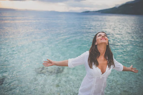 Mulher relaxante na praia — Fotografia de Stock