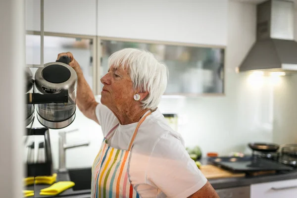 Son sınıf öğrencisi kadın mutfakta yemek pişiriyor. — Stok fotoğraf