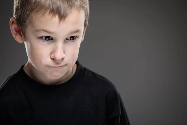 Rengeteg agresszió egy kisfiú-az oktatás fogalma értésére adó — Stock Fotó