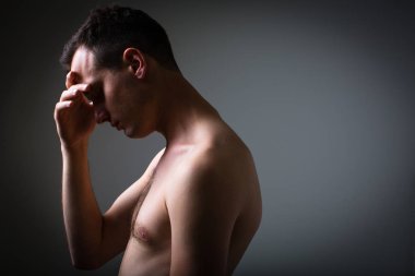 Depresif genç adam hayatında zor bir dönemden geçiyor