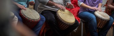 Bir grup insan tarafından Müzik Terapisi üzerinde davul-