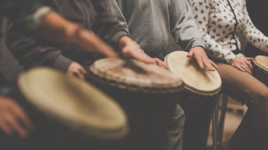 Bir grup insan tarafından Müzik Terapisi üzerinde davul-