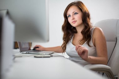 Ev ofisinde bilgisayar da çalışan kadın