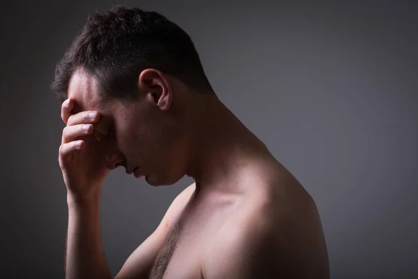 Depressiver junger Mann, der in seinem Leben eine schwierige Phase durchmacht — Stockfoto