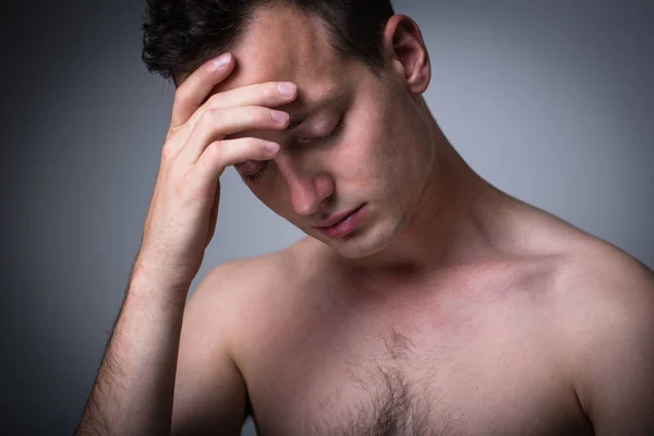 Joven deprimido pasando por una mala racha en su vida — Foto de Stock