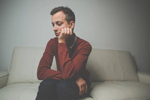 Depressieve jonge man gaat door een ruwe patch in zijn leven — Stockfoto