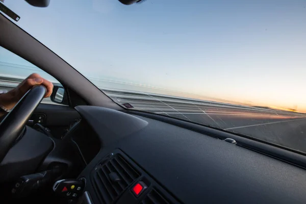 자동차 바퀴 위에 앉아 있는 운전자의 손 ( 움직이는 흐릿 한 영상 )) — 스톡 사진