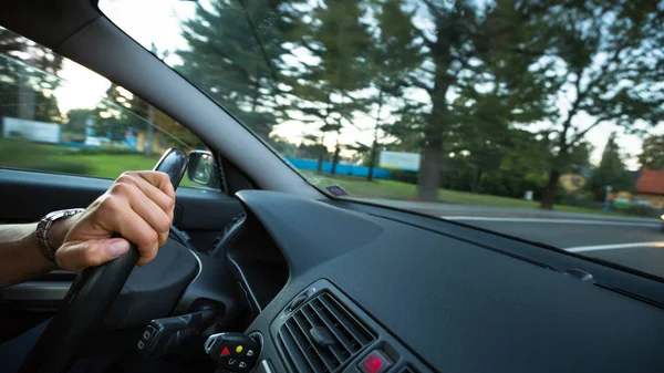 Bir arabanın tekerindeki bir sürücünün elleri (hareket bulanık görüntü)) — Stok fotoğraf
