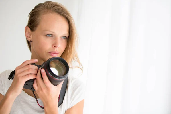 Hübsche, weibliche Fotografin mit Digitalkamera — Stockfoto