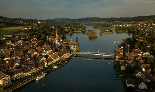 Widok z lotu ptaka na średniowieczne miasto Stein-am-Rhein w pobliżu Shaffhausen — Zdjęcie stockowe