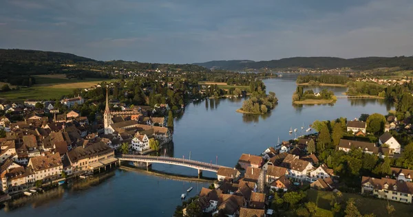 Widok z lotu ptaka na średniowieczne miasto Stein-am-Rhein w pobliżu Shaffhausen — Zdjęcie stockowe