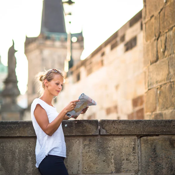 かなり若い女性観光客が地図を勉強 — ストック写真