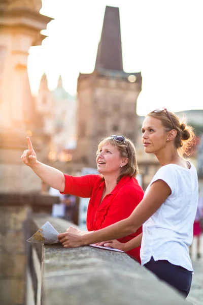 Moeder en dochter reizen — Stockfoto