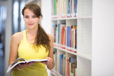 güzel genç üniversite öğrencisi kitaplığı 