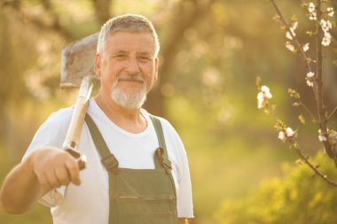 bahçede Bahçe yakışıklı bir üst düzey adam portresi