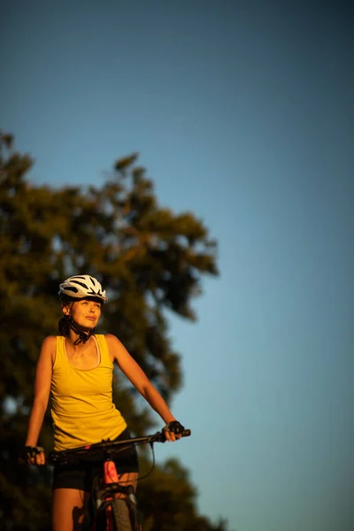 Bonita, jovem mulher de bicicleta em uma bicicleta de montanha — Fotografia de Stock