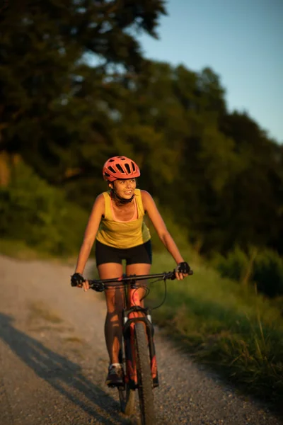 漂亮，年轻女子骑自行车山地自行车 — 图库照片