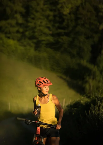 Pretty, ung kvinna cykla på en mountainbike — Stockfoto