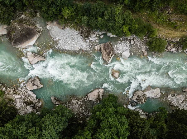 山の川の素晴らしい白い水の空中トップビュー — ストック写真