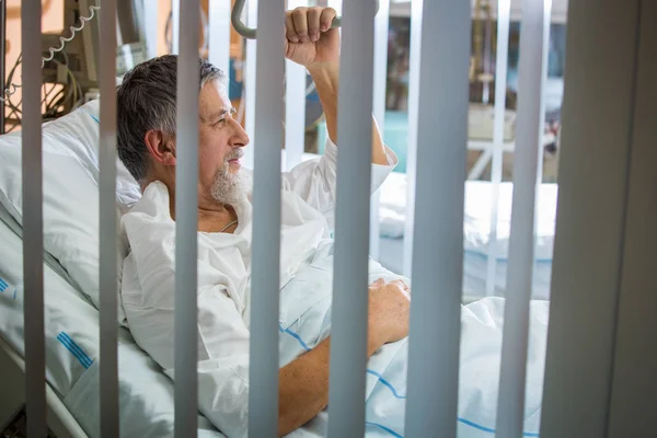 現代の病院でシニアの男性患者 — ストック写真