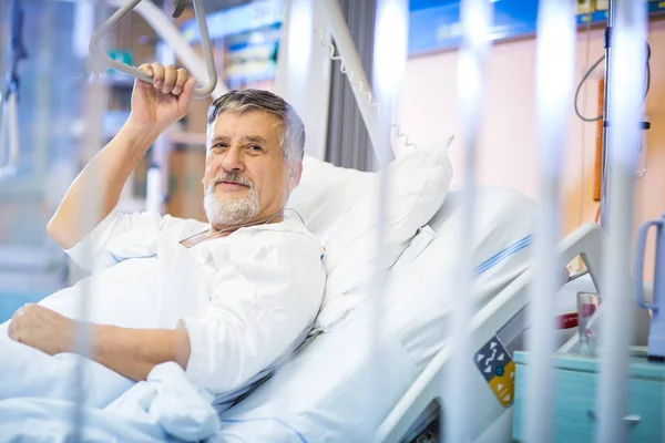 Paciente masculino mayor en un hospital moderno — Foto de Stock