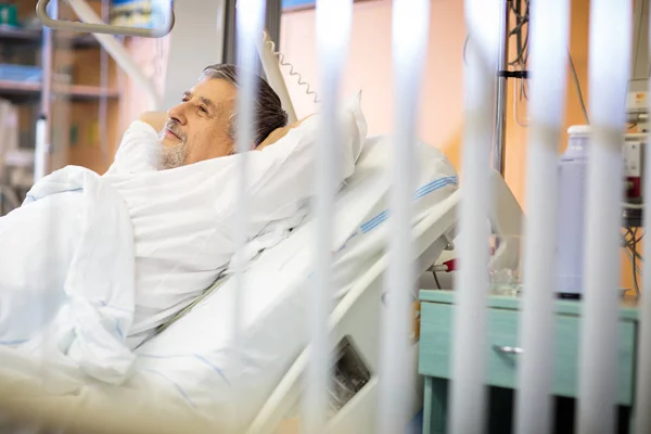 Paciente masculino sênior em um hospital moderno — Fotografia de Stock