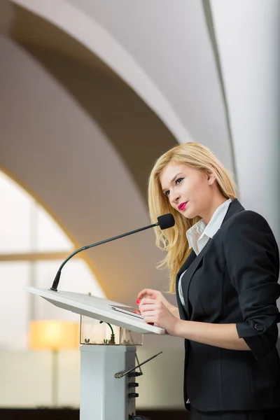 Ładna, młoda kobieta biznesu dając prezentację w konferencji — Zdjęcie stockowe