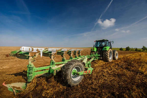 Dolgozik a mezőgazdasági traktor — Stock Fotó