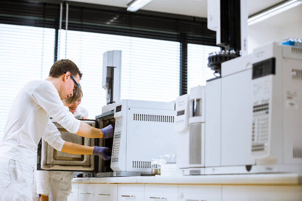 senior male researcher carrying out scientific research in a lab