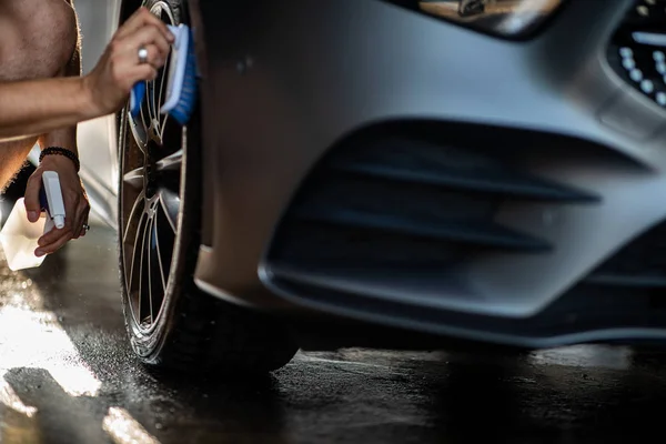 Coche en un lavado de coches —  Fotos de Stock