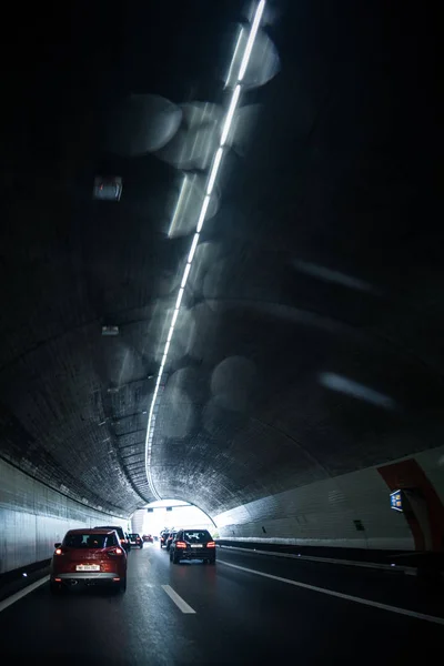 高速公路上的汽车穿过一条长长的现代隧道（运动蓝） — 图库照片