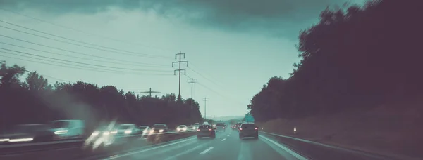 Autók egy autópályán egy esős Alkonyat — Stock Fotó