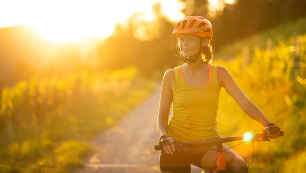 Pretty, ung kvinna cykla på en mountainbike — Stockfoto