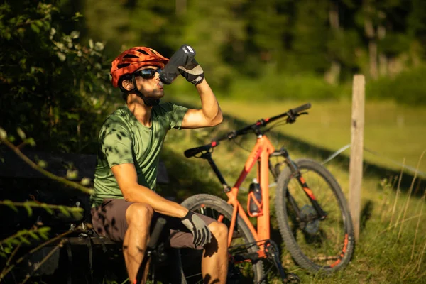 Jovem de bicicleta em uma bicicleta de montanha — Fotografia de Stock