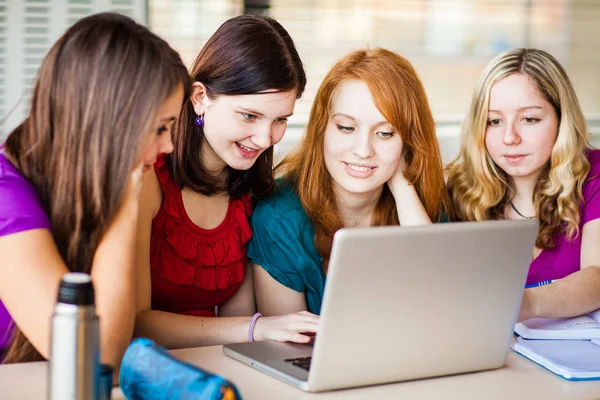 College students working on their homework/having a chat in betw — Stock Photo, Image