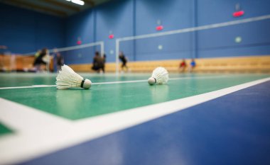 Badminton - badminton kortu oyuncularla rekabet; raketle