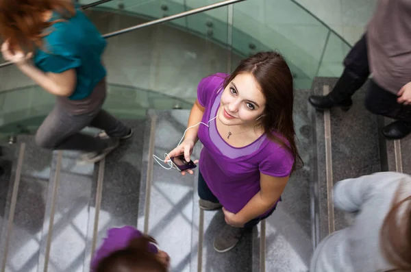 An der Universität / Hochschule - Studenten eilen auf und ab ein geschäftiges — Stockfoto