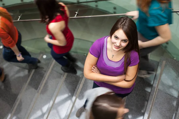 Aan de Universiteit/hogeschool-studenten haasten op en neer een drukke trap — Stockfoto