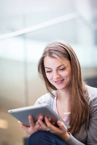 Genç üniversite öğrencileri tablet bilgisayar kullanıyorlar. — Stok fotoğraf