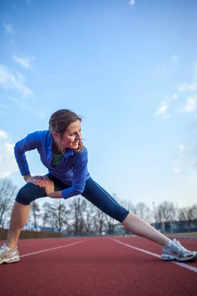 Çok kadın atlet onun Koşudan önce germe — Stok fotoğraf