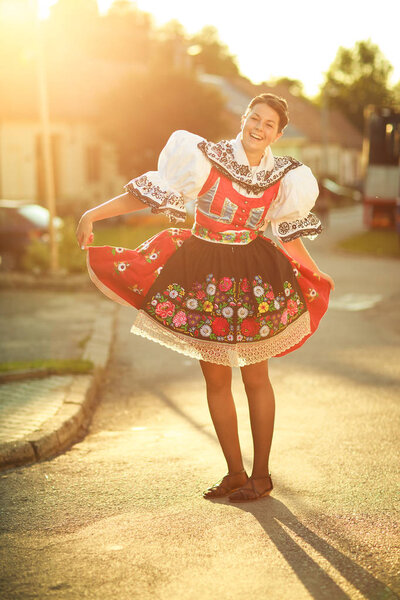 Сохранение традиции: молодая женщина в богато украшенном цереме
