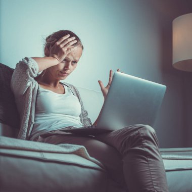 Çok yorgun genç kadın, midnigh yağ yakıcı