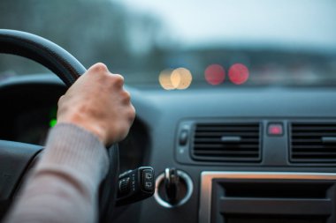 Bir otoyolda araba sürücü eller 