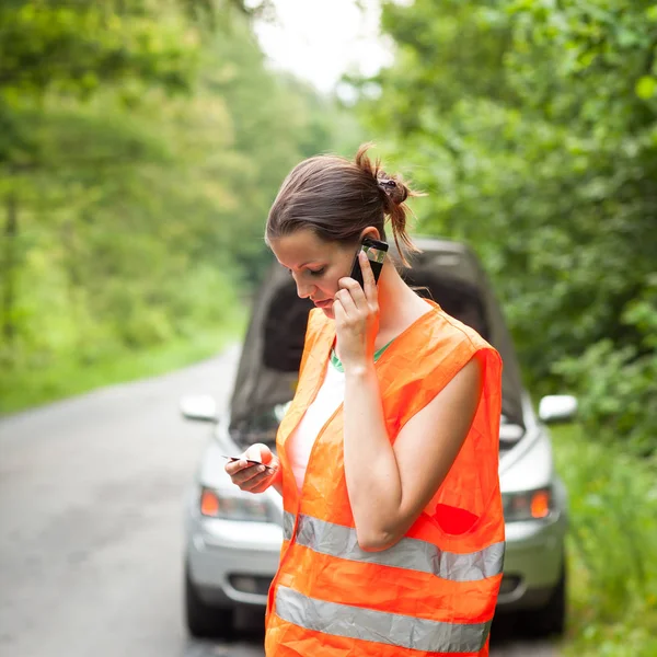 Junge Fahrerin trägt Warnweste und ruft die Polizei — Stockfoto