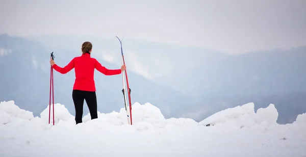 Cross-country skiing: young woman cross-country skiing — Stock Photo, Image