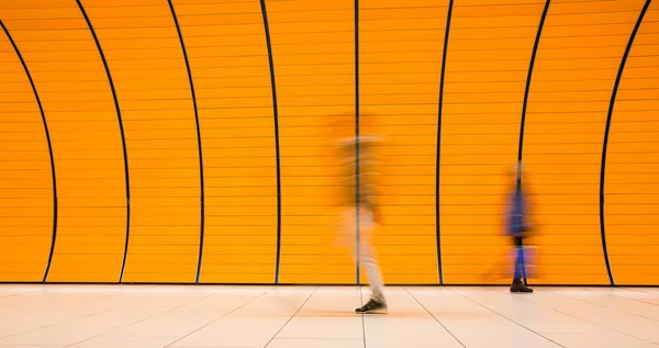Bir metro koridordan acele insanlar — Stok fotoğraf