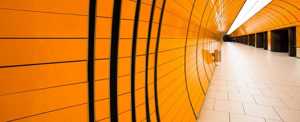 Corridoio della metropolitana in un moderno sistema sotterraneo metrpolitano — Foto Stock